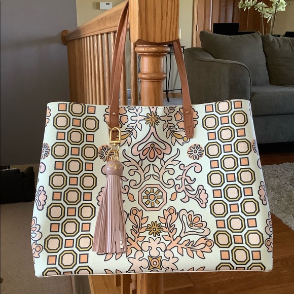 Tory Burch Handbags - Authentic Large Tory Burch Printed Tote
